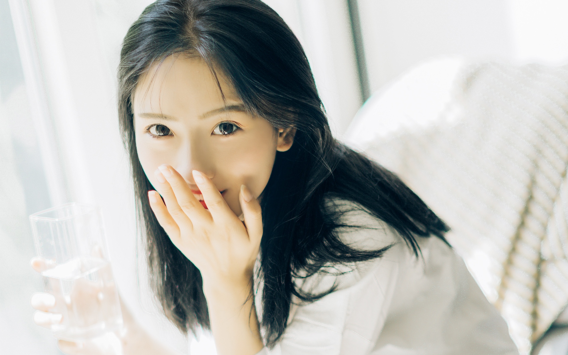 白衬衣美女私房撩人写真