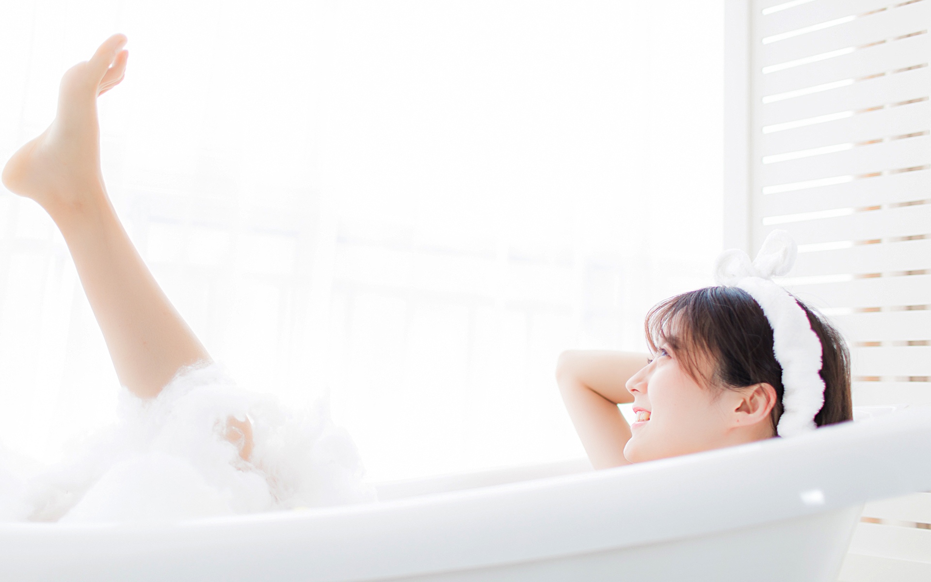 清纯美女浴室迷人写真
