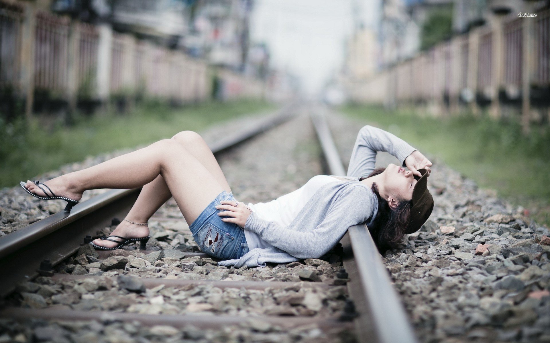 铁路上的女生