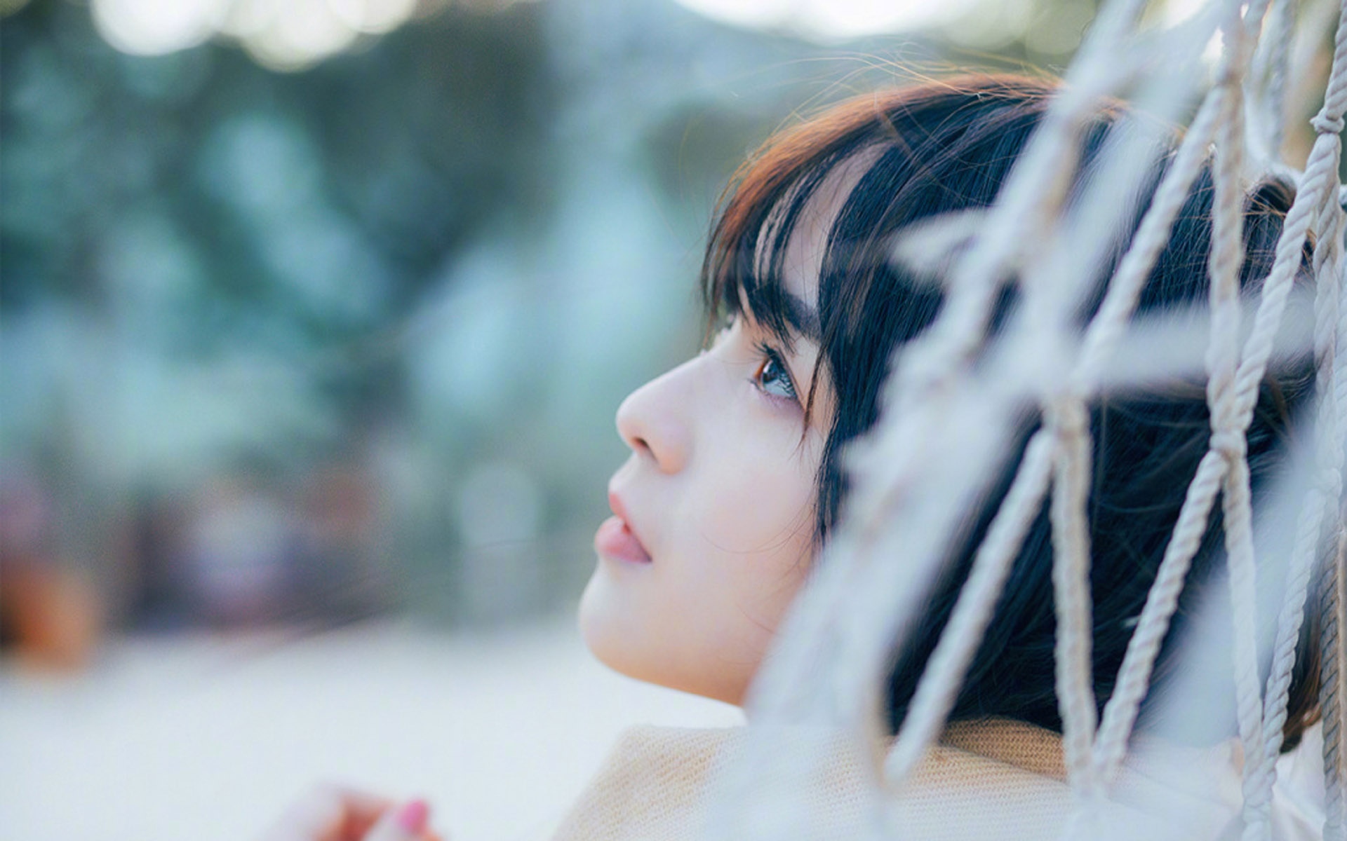 短发清纯美女户外唯美写真