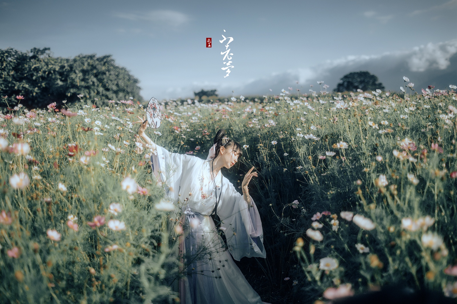 古风美女温婉持扇室外写真