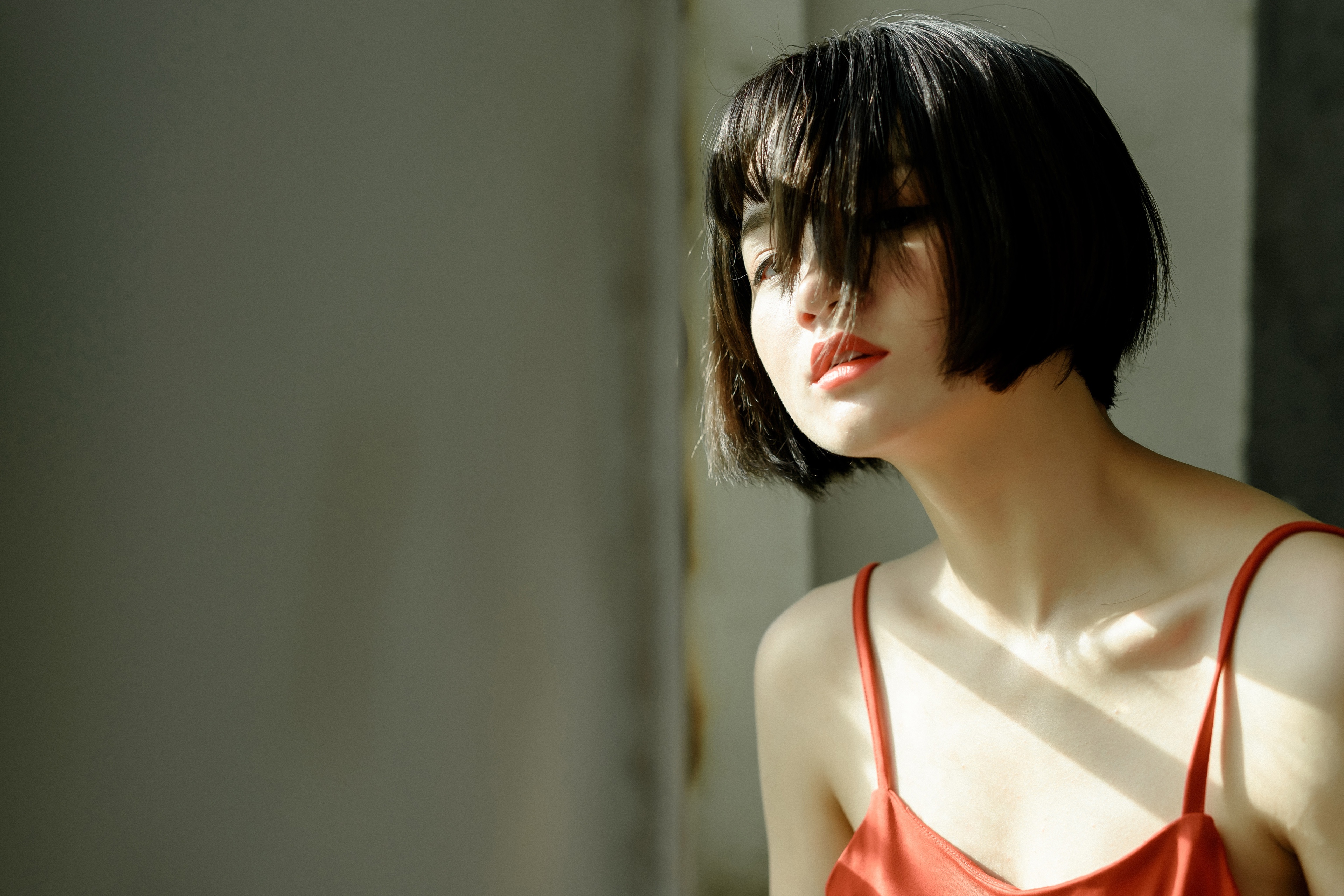 极品性感短发美女露骨吊带裙迷人写真