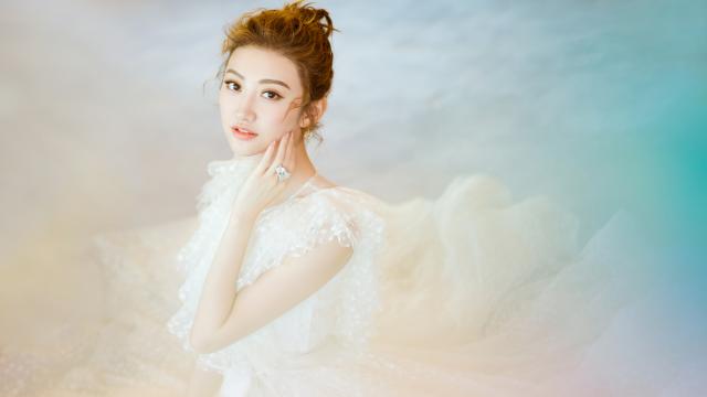 甜美伶俐的景甜时尚写真