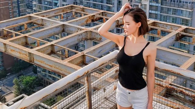 性感迷人的短发极品美女天台写真