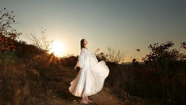 夕阳下美丽性感的白衣美女户外写真