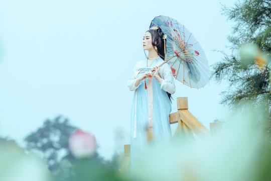 姿容胜雪的古典美女子