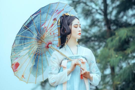 姿容胜雪的古典美女子