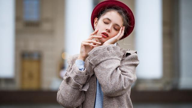 悠然自得的气质美女