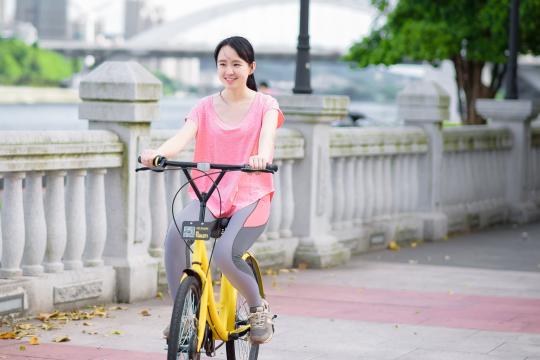 清纯可爱的小姑娘户外运动写真
