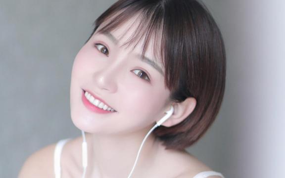 甜美的少妇对着你微微一笑
