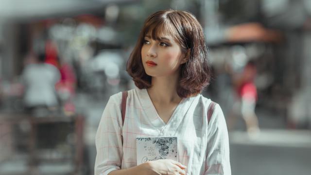 优雅时尚的女人户外写真