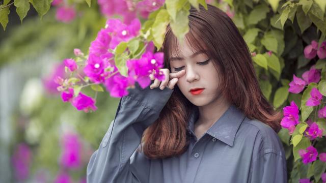 优雅时尚的女人户外写真