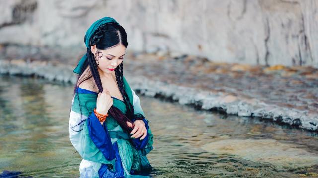 性感丰满的古装美女水中嬉戏迷人写真