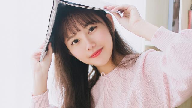 清纯可爱的俏皮妹子室内私房生活照