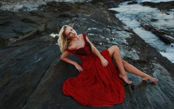 美艳的欧洲美女海边性感写真