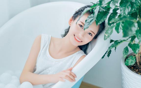 清纯美女浴缸私房写真