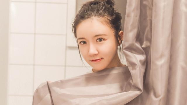 丸子头美女浴室清新写真