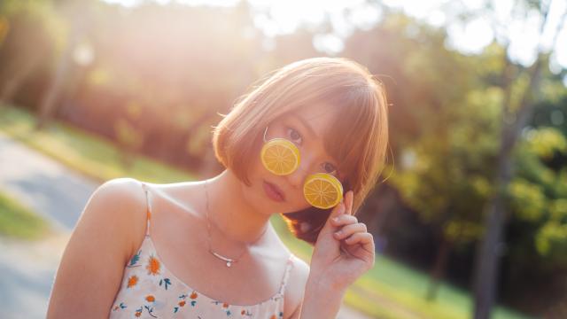 阳光明媚的甜美女生户外写真