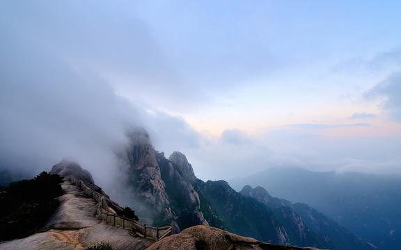 云遮雾绕的黄山