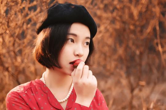 美丽迷人的短发女孩