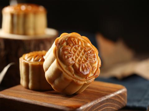 手中月饼圆