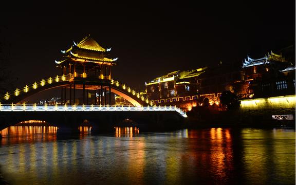 梦幻的凤凰古镇夜景