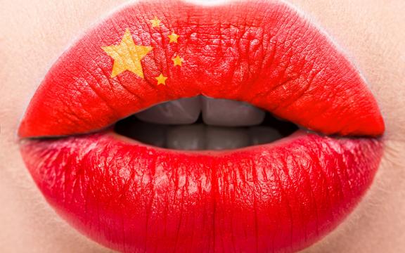 彩绘着世界国旗的嘴唇