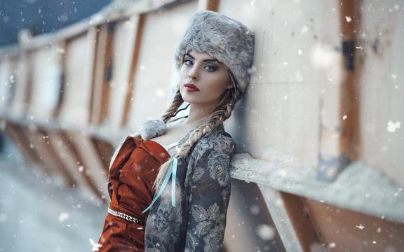 气质美女在雪中