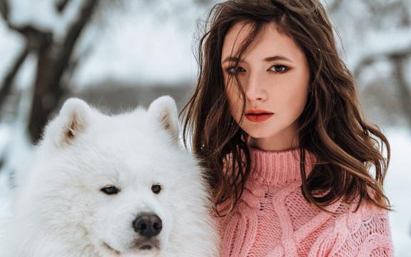 气质美女在雪中