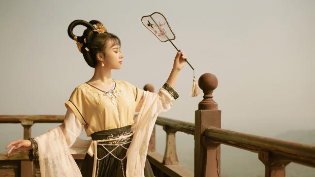 云想衣裳花想容气质古装美女写真