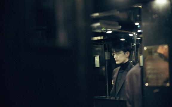 张翰儒雅复古风冬日写真