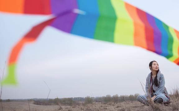 放风筝的清纯气质少女