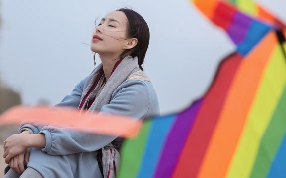 放风筝的清纯气质少女