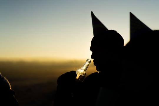 一个男人独自喝酒难过图片