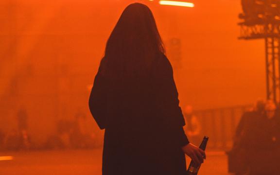 一个女人伤心喝酒图片