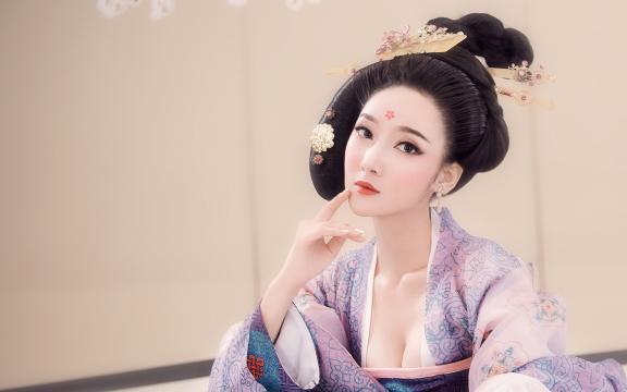 肤白貌美的性感古典妃子