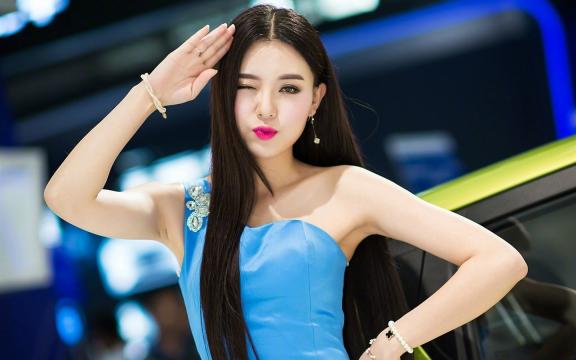蓝色抹胸裙长发美女车模