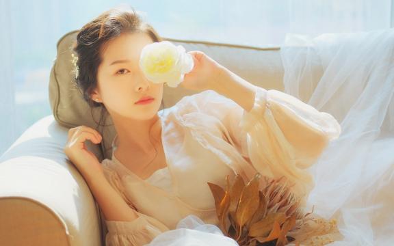 温婉气质美女复古文艺写真