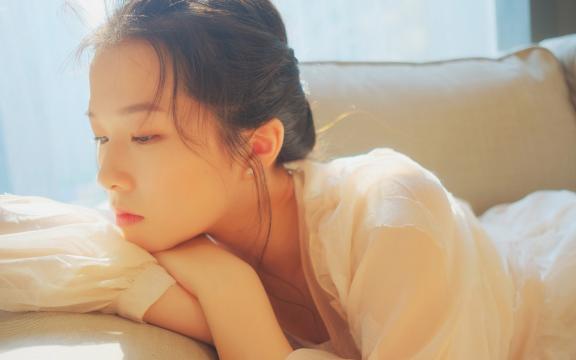 温婉气质美女复古文艺写真