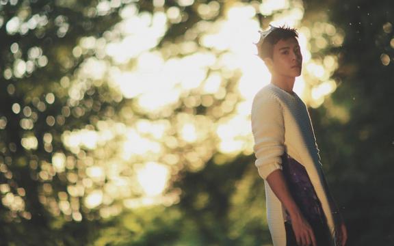 曾舜晞森林帅气写真