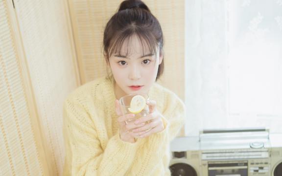 日系清纯美女居家写真