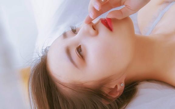 白色吊带裙美女迷人写真