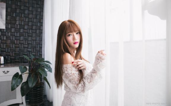 她的美就如一朵开放在寒冬的腊梅
