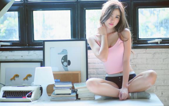 她的美就如一朵开放在寒冬的腊梅