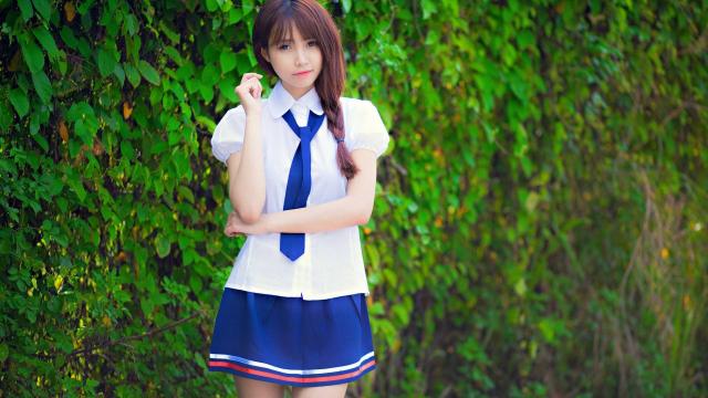 白皙大长腿的丝袜红装美女