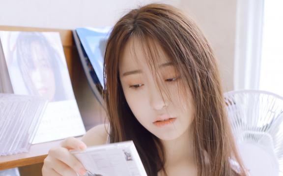 吊带背心美女文艺写真