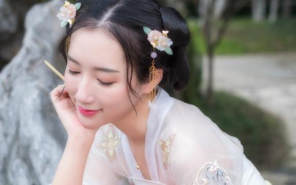穿汉服的姑娘美得像抒情诗