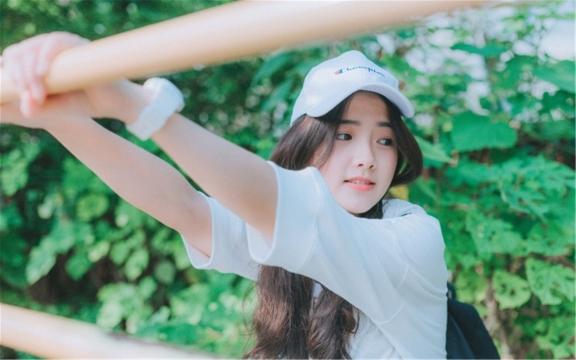 小清新鸭舌帽美女户外写真