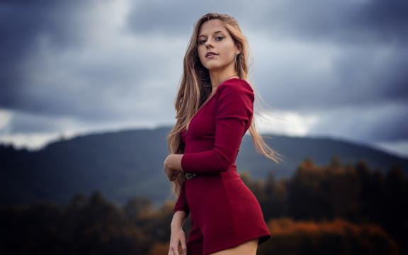 超前凸后翘的美女