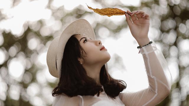 戴着帽子的文艺女青年